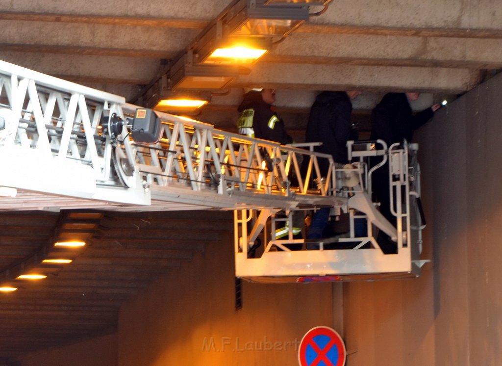 Einsatz BF Koeln Tunnel unter Lanxess Arena gesperrt P9762.JPG - Miklos Laubert